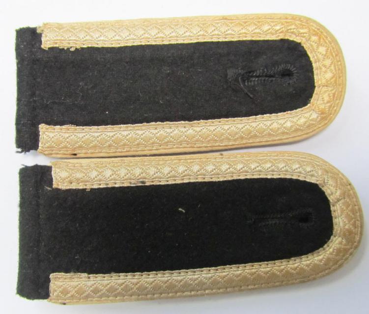 Shoulderstraps: 'SS-Unterscharführer'