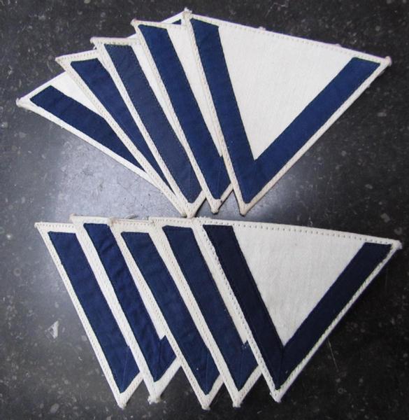 Nice example of a 'standard-type' WH (Kriegsmarine) 'Obermatrose' (or: 'Gefreiter'-) rank-chevron (or: 'Armwinkel') as intended for usage on the various white-coloured navy uniforms - overall very nice (ie. virtually mint-/unissued!) condition!