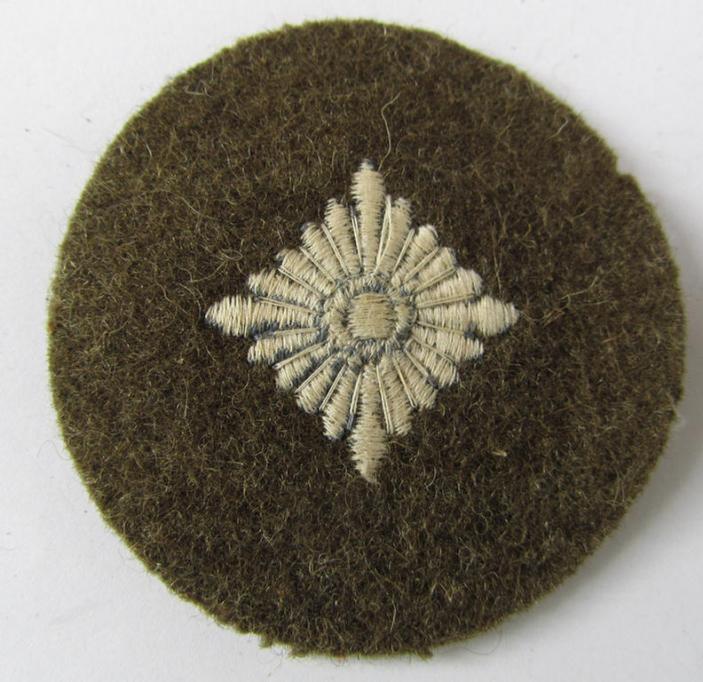Attractive, WH (Heeres) 'standard-type', tropical-style rank-insignia (ie. roundel), as executed in bluish-grey coloured linnen on a brownish-green background, as intended for an: 'Oberschütze' - overall nice (ie. virtually mint-/unissued!) condition!
