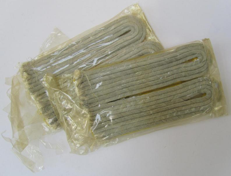 Very nice - and/or fully matching! - pair of WH (Heeres) officers'-type shoulder- boards, as intended for a: 'Leutnant der Nachrichten-Tpn.', that comes still packed in its 'Cellophan'-based wrapping-paper - very nice (ie. mint-/unissued-) condition!