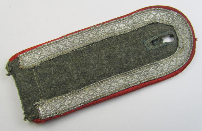 Single, later-war period (ie. so-called: 'M44'-pattern-), simplified, WH (Heeres) NCO-type shoulderstrap, as was intended for an: 'Unteroffizier eines (Sturm)Art.-Regiments'