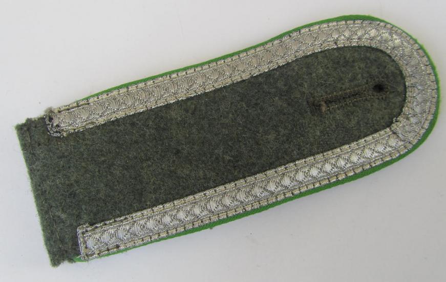 Neat - and actually scarcely encountered, albeit regrettably single! - IMO fairly early- (ie. mid-war-) period-, WH (Heeres) NCO-type shoulderstrap, as was intended for - and/or used by! - an: 'Unteroffizier der Panzer-Grenadier-Truppen'