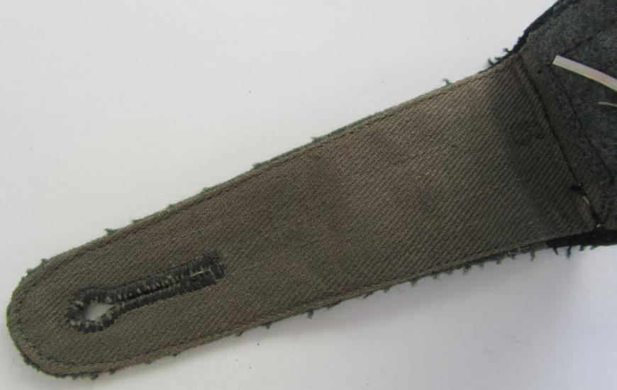 Neat - albeit regrettably single! - early- (ie. pre-war-) period WH (Heeres), 'M36'-pattern (pointed-style-) 'cyphered', NCO-type shoulderstrap, as was intended for a: 'Feldwebel u. Mitglied des Artillerie-Beobachtungabteilungs 3'