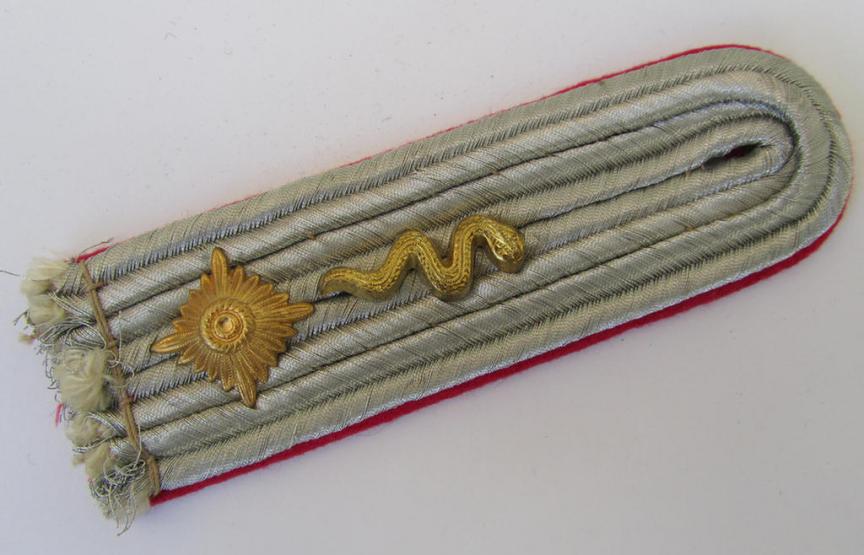 Very nice - albeit regrettably single! - WH (Heeres) 'cyphered', officers'-type shoulderboard, as was intended for an: 'Oberleutnant eines Veterinär-Abteilungs'
