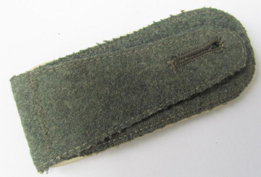 Attractive - albeit regrettably single! - WH (Heeres), early- (ie. mid-war-) period, 'M43'-pattern, 'cyphered'-, NCO-type shoulderstrap, as was intended for a: 'Feldwebel der Infanterie-Truppen im Wehrkreis VII'