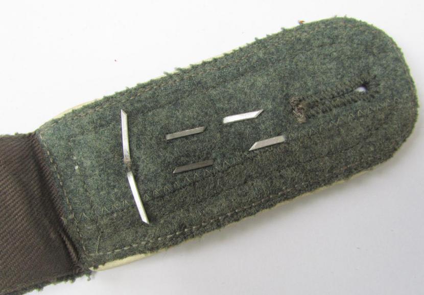 Attractive - albeit regrettably single! - WH (Heeres), early- (ie. mid-war-) period, 'M43'-pattern, 'cyphered'-, NCO-type shoulderstrap, as was intended for a: 'Feldwebel der Infanterie-Truppen im Wehrkreis VII'