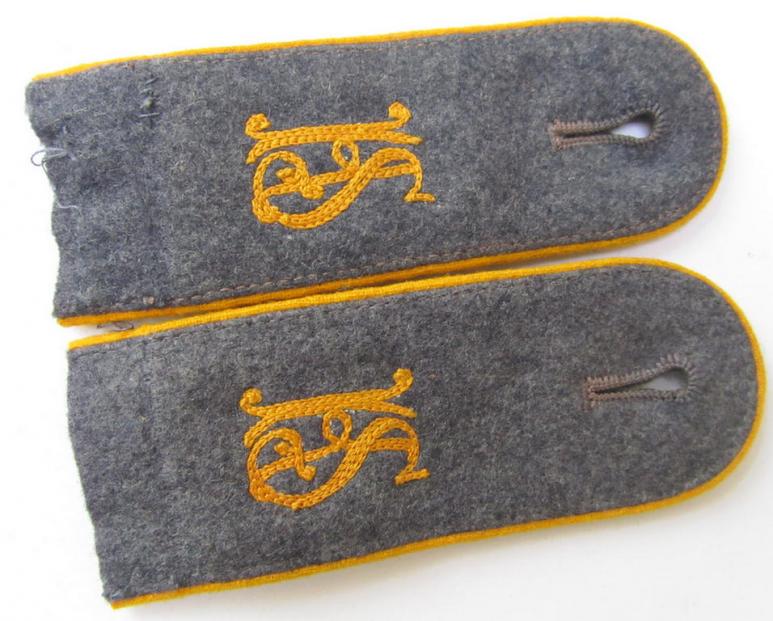 Attractive - and/or fully matching! - pair of WH (Luftwaffe) 'cyphered', enlisted-mens'-type shoulderstraps as was intended for - and with certainty worn by! - a: 'Soldat der Flieger o. Fallschirmtruppen u. Mitglied einer Kriegsschule'