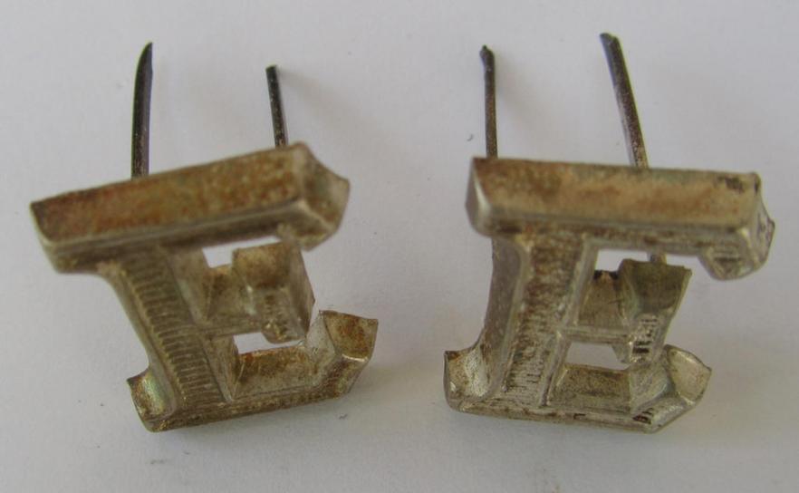 Superb - and fully matching! - pair of Waffen-SS-related-, silver-coloured (ie. 'Buntmetall'-based-) so-called: 'E'-shoulderstrap-'cyphers' (ie. 'Ziffern'), as was intended for an: 'SS-Unterführer der Ergänzungsstellen'