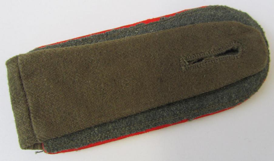 Superb - albeit regrettably single but nevertheless very rarely encountered! - WH (Heeres) 'tropical' ie. truly 'DAK'-related, NCO-type shoulderstrap, as was intended for an: 'Unteroffizier der Artillerie-Truppen'