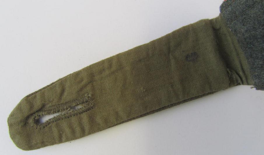 Superb - albeit regrettably single but nevertheless very rarely encountered! - WH (Heeres) 'tropical' ie. truly 'DAK'-related, NCO-type shoulderstrap, as was intended for an: 'Unteroffizier der Artillerie-Truppen'