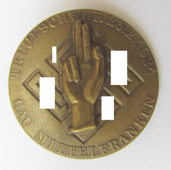 Commemorative - high-quality- and copper-based-, N.S.D.A.P.-related 'tinnie', being a maker- (ie. 'Wächtler u. Lange'-) marked example depicting an oath-taking hand above a swastika surrounded by the text: 'Treueschwur 25-2-34 - Gau Mittelfranken'