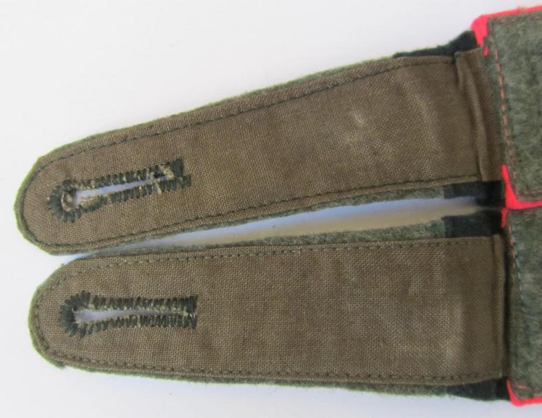 Superb - and fully matching! - pair of WH (Heeres), early-war period-, ie. 'M36'-pattern-, 'cyphered'-, NCO-type shoulderstraps, as was intended for a: 'Feldwebel eines Panzer- o. Panzerjäger-Schützen-Regiments'