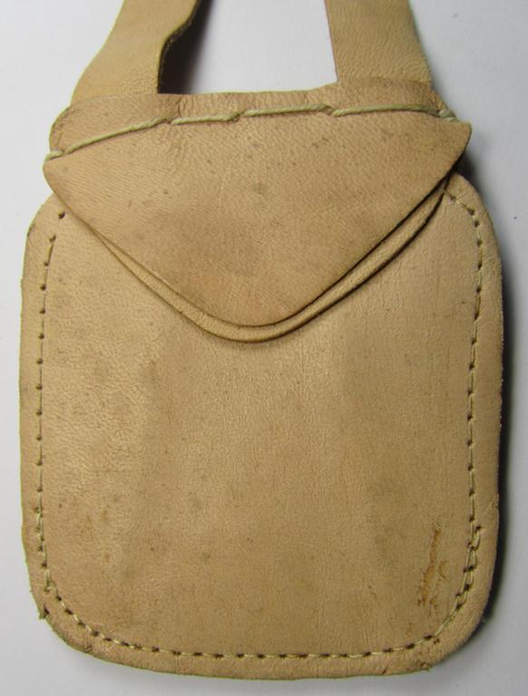 Neat, natural-coloured- and/or genuine leather-based etui as was intended to store an ID-disc (ie. 'Tragetasche für Erkennungsmarke')