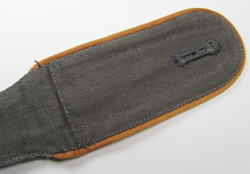 Attractive - albeit regrettably single but nevertheless scarcely seen! - WH (Luftwaffe) NCO-type shoulderstrap as was executed in HBT-type cloth as was intended for an: 'Unteroffizier der Nachrichten-Truppen'