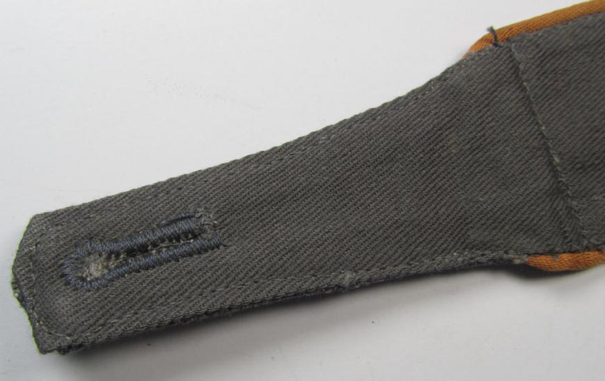 Attractive - albeit regrettably single but nevertheless scarcely seen! - WH (Luftwaffe) NCO-type shoulderstrap as was executed in HBT-type cloth as was intended for an: 'Unteroffizier der Nachrichten-Truppen'