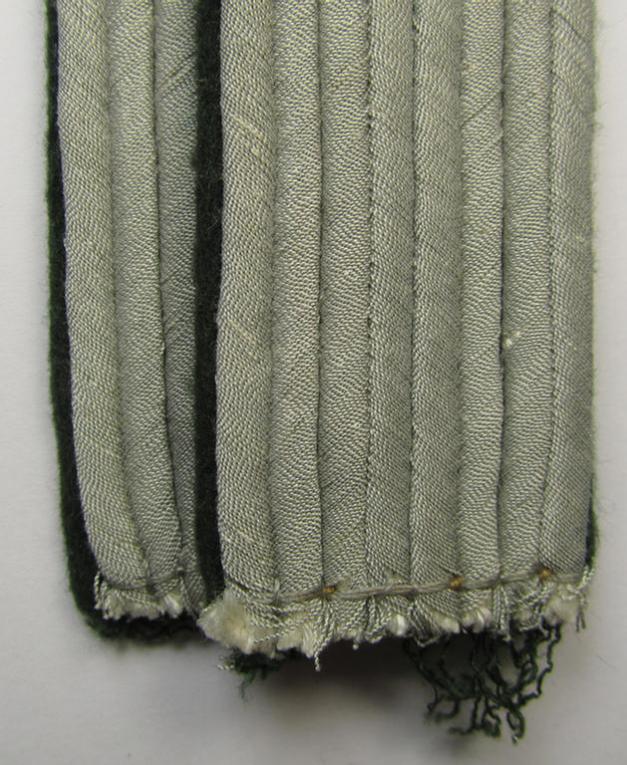 Fully matching pair of WH (Kriegsmarine ie. 'Küstenartillerie') officers'-type shoulderboards (as was specifically intended for uage on the field-grey-coloured tunics) as intended for a: 'Leutnant eines Küstenartillerie-Abteilungs'