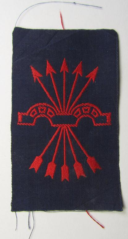 Spanish, multi-coloured- and/or: 'BeVo'- like woven breast-shield (ie. 'Brustschild') showing the 'Falange'-symbol as was intended for usage by a member of the party: 'Falange Espanola de las JONS (FE)'