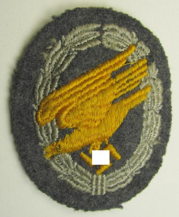 Superb, WH (Luftwaffe) 'Fallschirmschützen-Abzeichen in Stoff' (or: cloth-based paratroopers' jump-badge) that is nicely machine-embroidered and being of the so-called: 'padded version'
