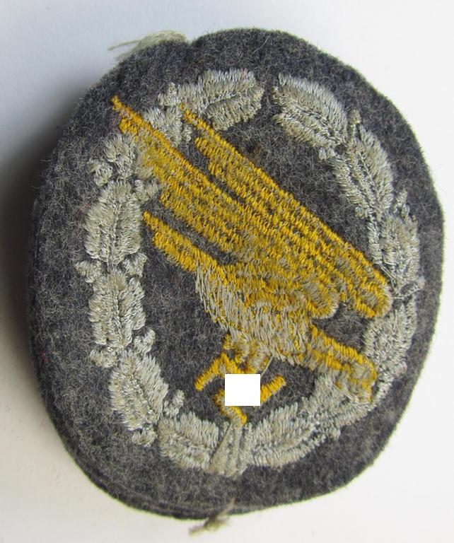 Attractive, WH (Luftwaffe) 'Fallschirmschützen-Abzeichen in Stoff' (or: cloth-based paratroopers'-jump-badge) being nicely machine-embroidered specimen that come in a never used- ie. 'virtually mint-/unissued', condition
