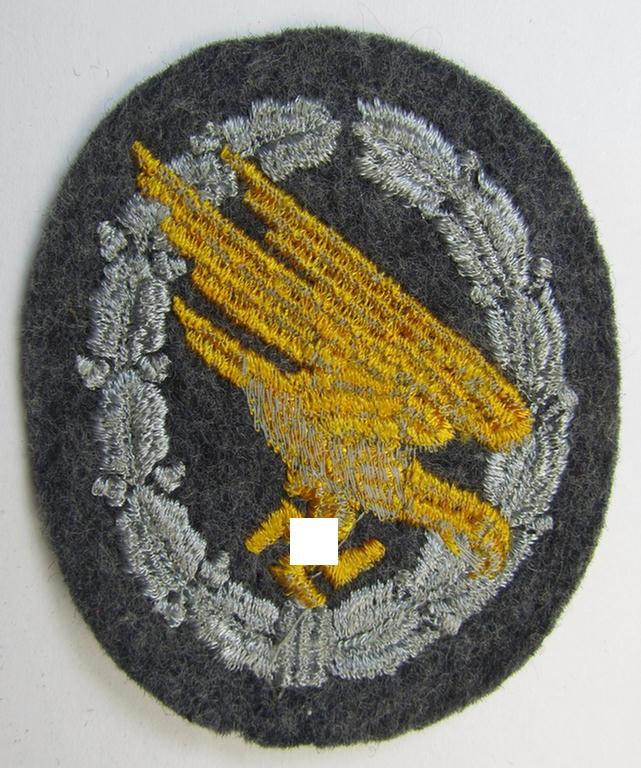 Attractive, WH (Luftwaffe) 'Fallschirmschützen-Abzeichen in Stoff' (or: cloth-based paratroopers'-jump-badge) being nicely machine-embroidered specimen that come in a never used- ie. 'virtually mint-/unissued', condition