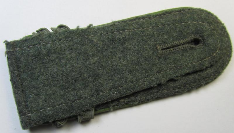 Single - but nevertheless scarcely found! - WH (Heeres) I deem mid-war period- (ie. 'M43'-pattern-) EM-type shoulderstrap as was intended for usage by a: 'Soldat u. Feldwebel-Anwärter der Panzer-Grenadier-Truppen'