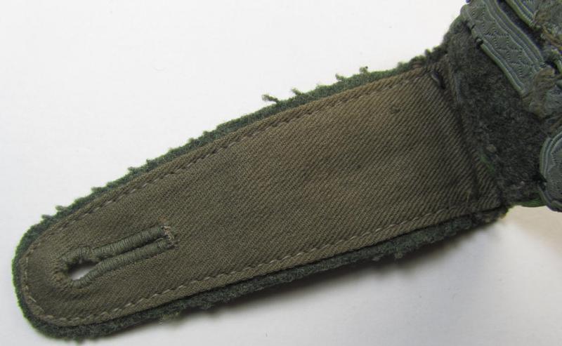 Single - but nevertheless scarcely found! - WH (Heeres) I deem mid-war period- (ie. 'M43'-pattern-) EM-type shoulderstrap as was intended for usage by a: 'Soldat u. Feldwebel-Anwärter der Panzer-Grenadier-Truppen'