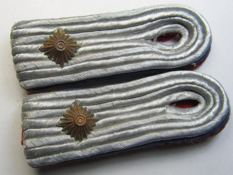 Attractive - and/or fully matching! - pair of WH (Luftwaffe) officers'-type, dual- (ie. bright-red/darker-blue-) piped shoulderboards as was specifically intended for an: 'Oberleutnant der Reserve der Flak-Artillerie-Truppen'