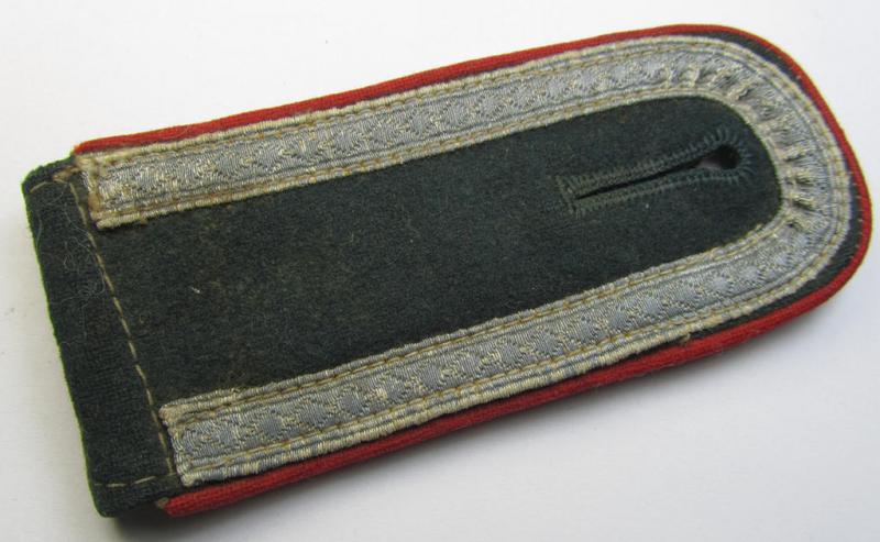 Attractive - albeit regrettably single! - pre- (ie. early-war-) period- (ie. 'M36'-/'M40-type') WH (Heeres) NCO-type shoulderstrap as was intended for usage by an: 'Unteroffizier eines (Sturm)Artillerie-Abteilungs o. Regiment'