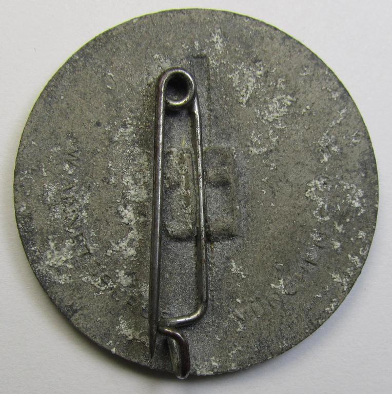 Attractive - and rarely seen! - HJ- (ie.'Hitlerjugend'- or: 'Reichsstudentenführung'-) related day-badge (ie. 'tinnie') being a silverish-toned- and typical 'Feinzink'-based example as was issued to commemorate the: 'Studentische Erntehilfe 1939