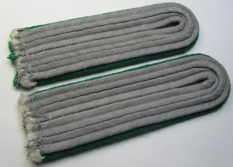 Attractive - and fully matching! - pair of WH (Heeres) officers'-type shoulderboards as piped in the darker-green- (ie. 'grüner'-) coloured branchcolour as was intended for a: 'Leutnant eines Jäger- o. Gebirgsjäger-Regiments'