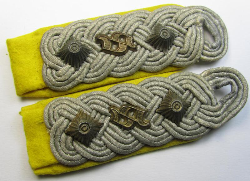 Attractive - and fully matching! - pair of 'high-ranked', WH (Heeres) cyphered officers'-pattern shoulderstraps piped in bright-yellow as was intended for an: 'Oberst eines Nachrichten-Schützen-Regiments'