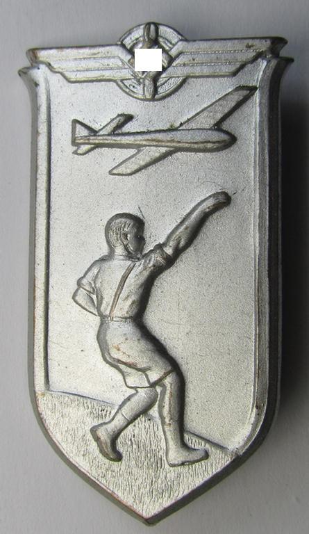 Commemorative - and with certainty scarcely seen! - so-called: 'D.L.V.'- (ie. 'Deutsches Luftsport Verbandes'-) related 'tinnie' depicting the typical: D.L.V.'-logo and detailed illustration of a youngster launching a model glider-plane