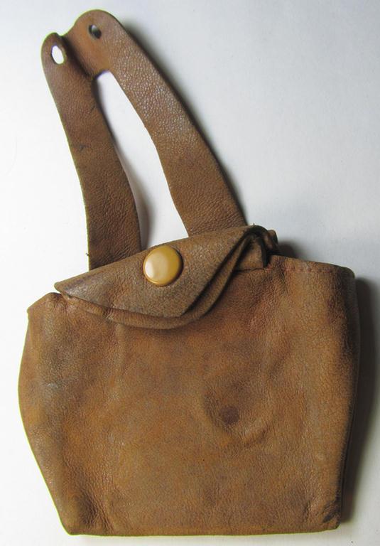 Neat, natural-coloured- and/or genuine leather-based etui (ie. 'Tragetasche') as was intended to store an ID-disc (ie. 'Tragetasche für Erkennungsmarke')