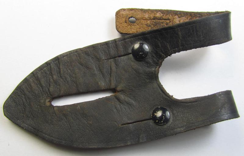 'Standard-issue'-pattern, WH binoculars (ie. 'Dienstglas 6 x 30 o. 10 x 50') so-called: 'anti-movement flap' (or: 'Tragelasche für Dienstgläser') as was executed in black-coloured leather that comes in an issued- ie. used-, condition