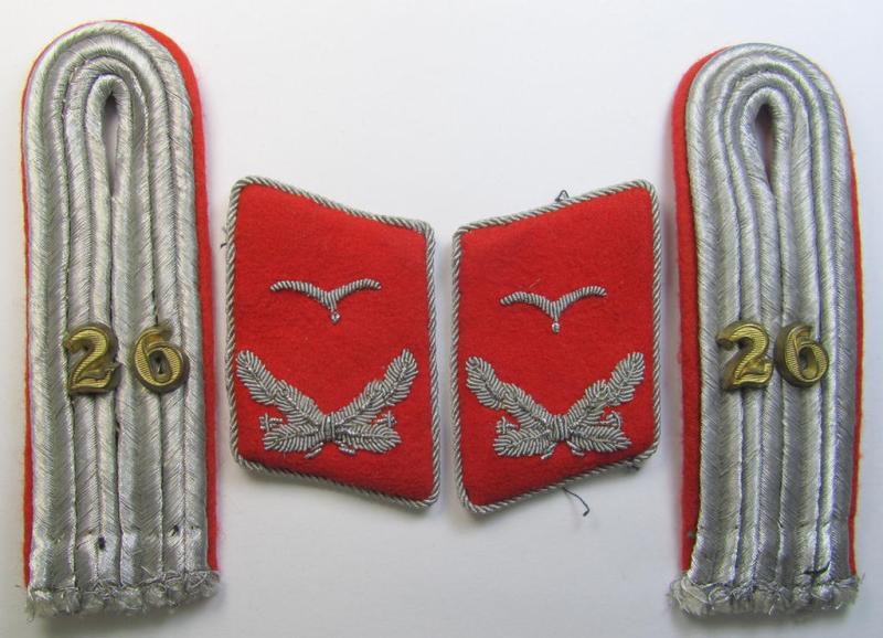Fully matching, 4-pieced insignia-grouping comprising of a pair of WH (LW) officers'-type shoulderboards and dito collar-tabs as was intended for usage by a: 'Leutnant u. Mitglied des 26. Flakdivisions'