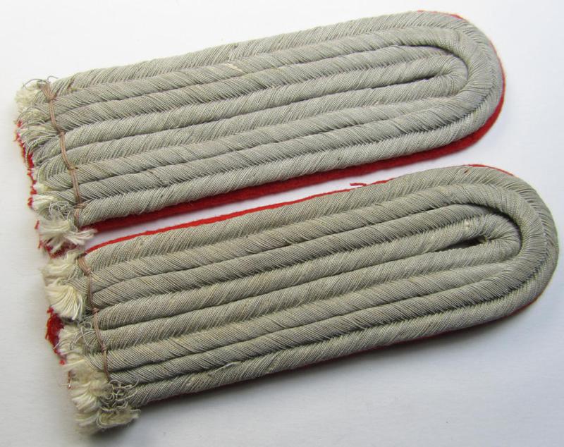Neat - and fully matching! - pair of WH (Heeres) officers'-type shoulderboards as piped in the bright-red- (ie. 'hochroter'-) coloured branchcolour as was intended for a: 'Leutnant eines  (Sturm)Artillerie-Regiments'
