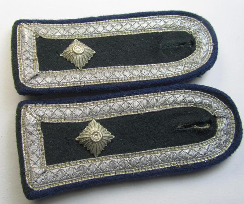 Attractive - and fully matching! - pair of WH (Heeres), early-war period- (ie. 'M36/M40'-pattern-, rounded-styled- and/or 'tailor-made') NCO-type shoulderstraps as was intended for a: 'Feldwebel einer Sanitäts-Abteilungs'