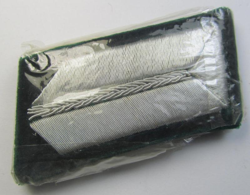 Attractive - and matching! - pair of RAD- (ie. 'Reichsarbeitsdienst') hand-embroidered, officers'-type collar-tabs (of the 2nd pattern) as mounted onto a green-coloured background as was intended for a medium-ranked RAD-officer ('mittlere Führer')