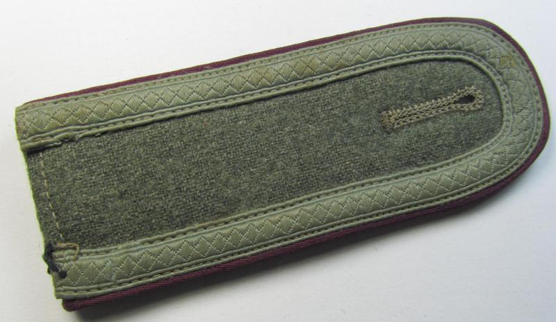 Neat - albeit regrettably single! - WH (Heeres) - I deem - mid-war-period- (ie. 'M41/M43'-pattern) NCO-type shoulderstrap as was intended for usage by an: 'Unteroffizier einer Nebelwerfer-Rgts. o. Abts.'