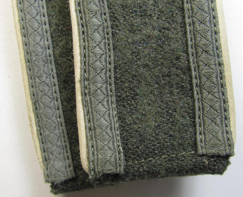 Attractive - and fully matching! - pair of WH (Heeres) NCO-type (ie. 'M40-/M43'-pattern) shoulderstraps as piped in the white- (ie. 'weisser'-) coloured branchcolour as was intended for usage by an: 'Unteroffizer eines Infanterie-Regiments'