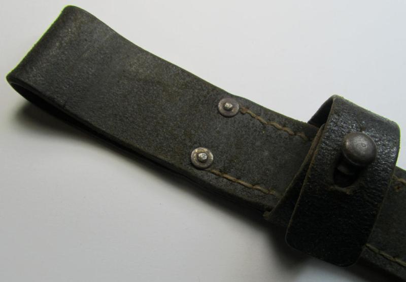 Attractive, genuine-leather-based- and/or blackish-brown-coloured, 'later-war-pattern' and 'simplified' WH (Heeres, Luftwaffe etc.) so-called: K98 bayonet-frog (ie. 'Tragetasche o. Koppelschuh')