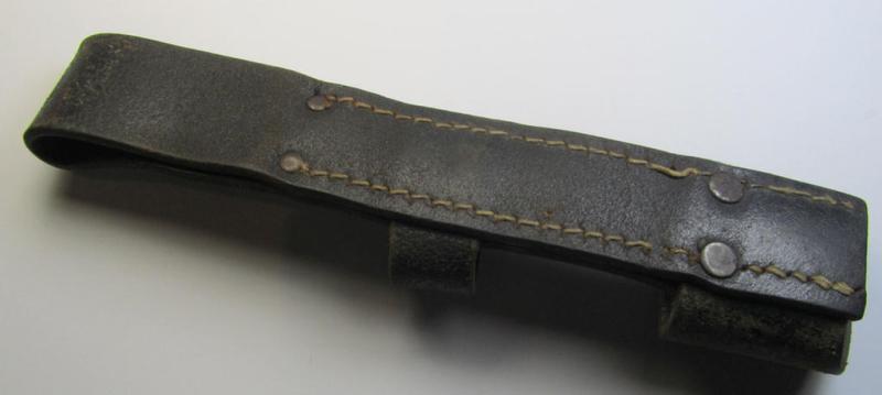 Attractive, genuine-leather-based- and/or blackish-brown-coloured, 'later-war-pattern' and 'simplified' WH (Heeres, Luftwaffe etc.) so-called: K98 bayonet-frog (ie. 'Tragetasche o. Koppelschuh')