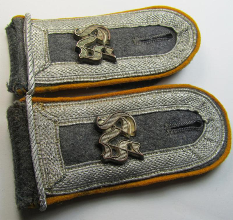 Very unusual - fully matching! - pair of WH (Luftwaffe), 'cyphered' NCO-type shoulderstraps as was intended for an: 'Unterfeldwebel u. Offz.Anwärter der Flg. o. FJ-Truppen u. Mitglied einer Kriegsschule'