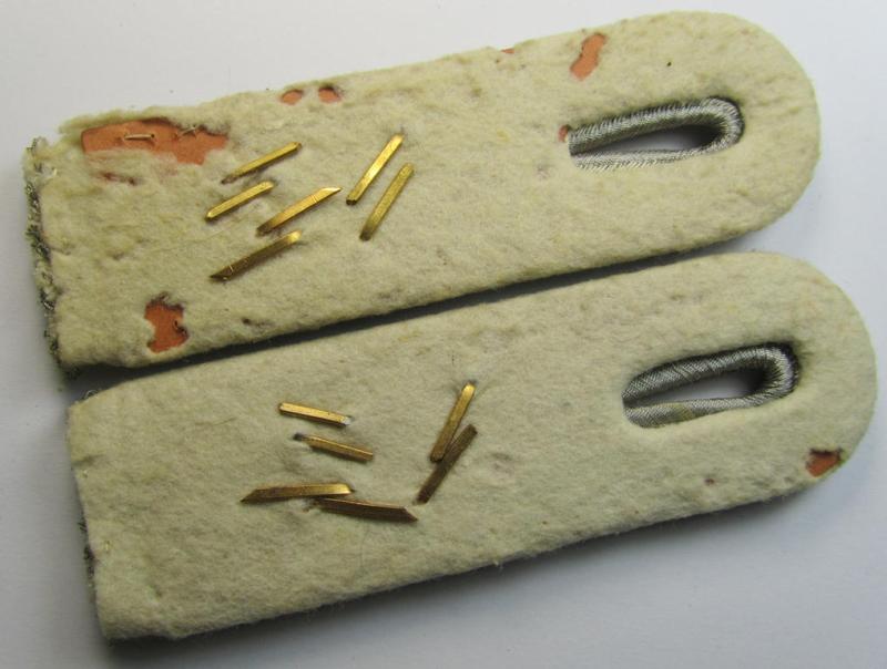 Attractive - and fully matching! - pair of neatly 'cyphered', WH (Heeres) officers'-type shoulderboards as was intended for - and presumably worn by! - a: 'Leutnant des Maschinengewehr-Bataillons 15'