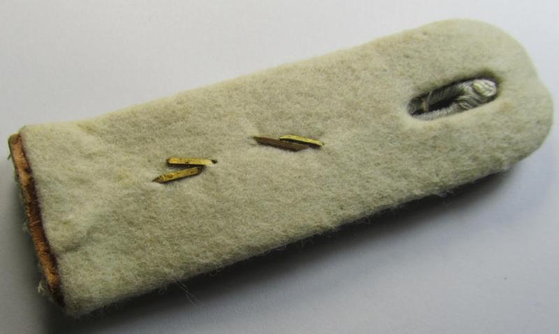 Attractive - albeit regrettably single! - WH (Heeres) neatly 'cyphered', officers'-type shoulderboard as piped in the white- (ie. 'weisser'-) branchcolour as was intended for usage by a: 'Leutnant des Wehr-Ersatzdienstelle im Wehrkreises V'