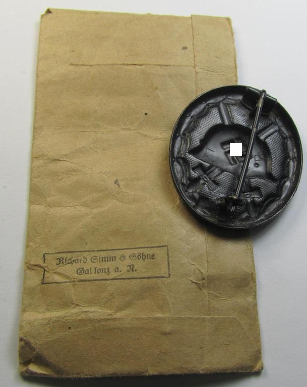 Superb, black-class wound-badge (or: 'Verwundeten-Abzeichen in Schwarz') being a non-maker-marked example that comes stored in its original, carton-based pouch as was produced by the maker (ie. 'Hersteller'): 'Richard Simm & Söhne'