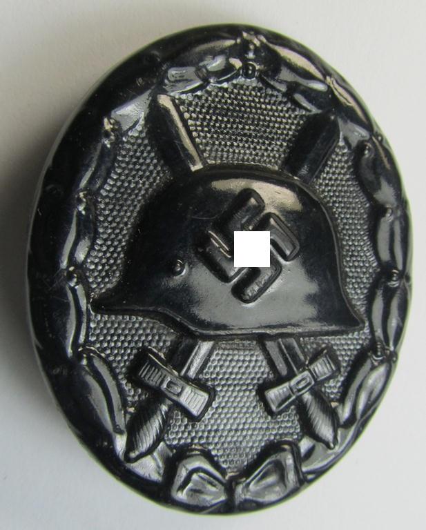 Superb, black-class wound-badge (or: 'Verwundeten-Abzeichen in Schwarz') being a non-maker-marked example that comes stored in its original, carton-based pouch as was produced by the maker (ie. 'Hersteller'): 'Richard Simm & Söhne'