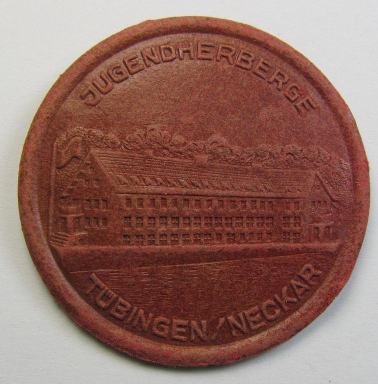 Youth- (ie. 'HJ'- or: DJH or: 'Reichsverb. für deutsche Jugendherbergen'-) related 'tinnie' (ie. 'Veranstaltungsabzeichen') as executed in brownish-red-coloured- and/or carton-based material and showing the text: 'Jugendherberge Tübingen/Neckar'