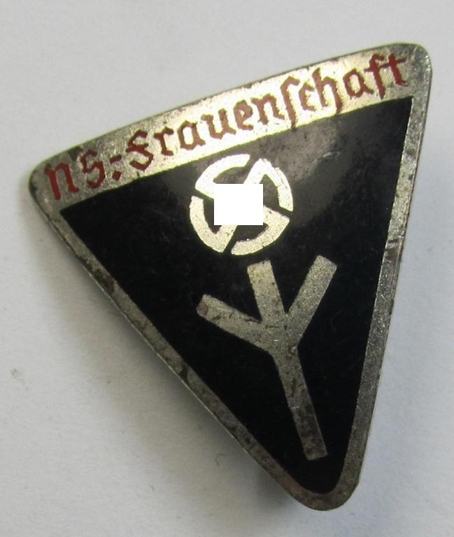 Detailed 'NS-Frauenschaft'-membership-badge (ie. 'Mitgliedsabzeichen') being a 23-mm.-sized (ie. 'Miniatur') example of the eight pattern that shows an: 'RzM M1/128'-designation on its back