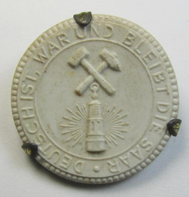 Attractive - and not that often encountered! - white-toned- and/or: 'Meissen'-porcelain-based, so-called: 'Erinnerungs-Medaille' bearing a miners-lamp and crossed hammers  coupled with the text: 'Deutsch ist, war und bleibt die Saar'